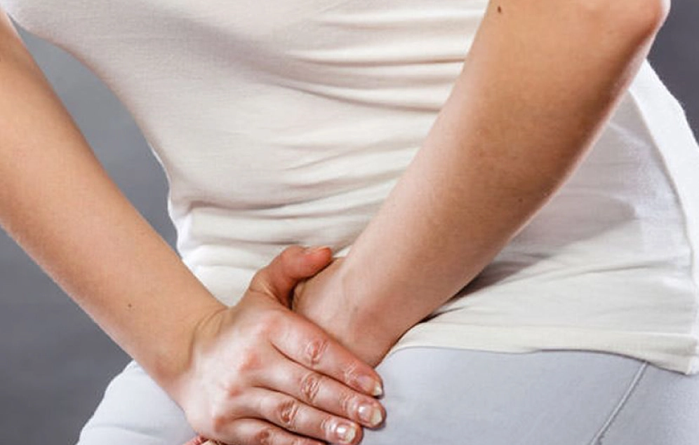 mujer con dolor fuerte en la pelvis por la vaginosis.