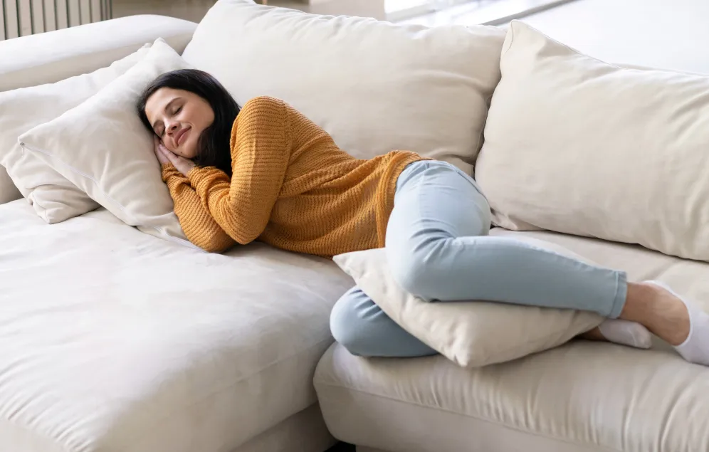 Mujer descansando en su sillón