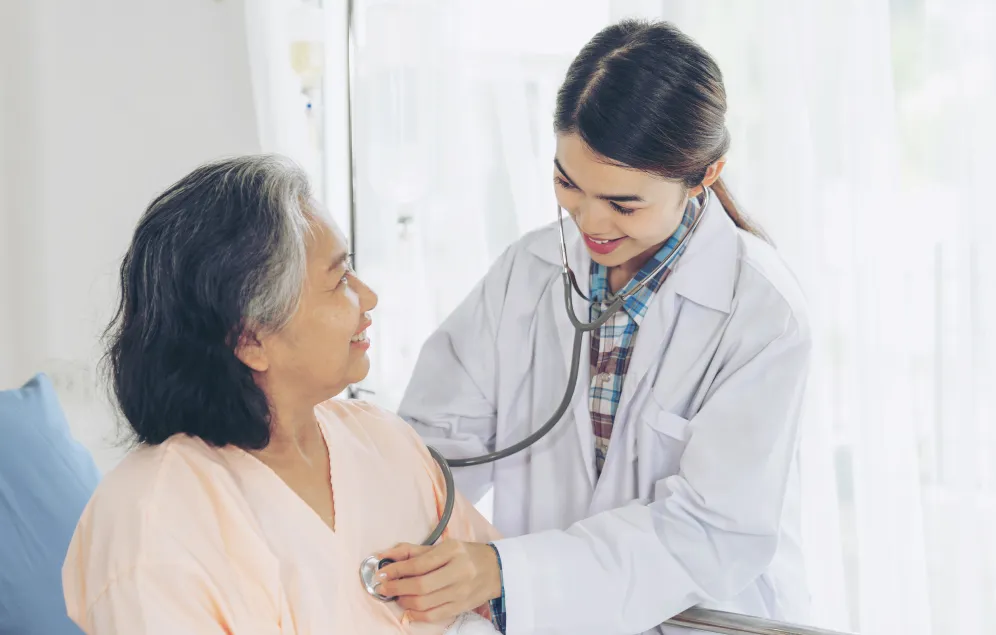 Doctora, realizando un examen cardiológico a su paciente.