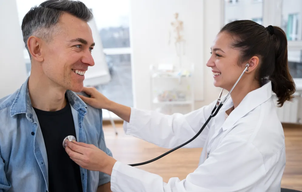 Doctora realizando chequeo preventivo cardiológico a su paciente