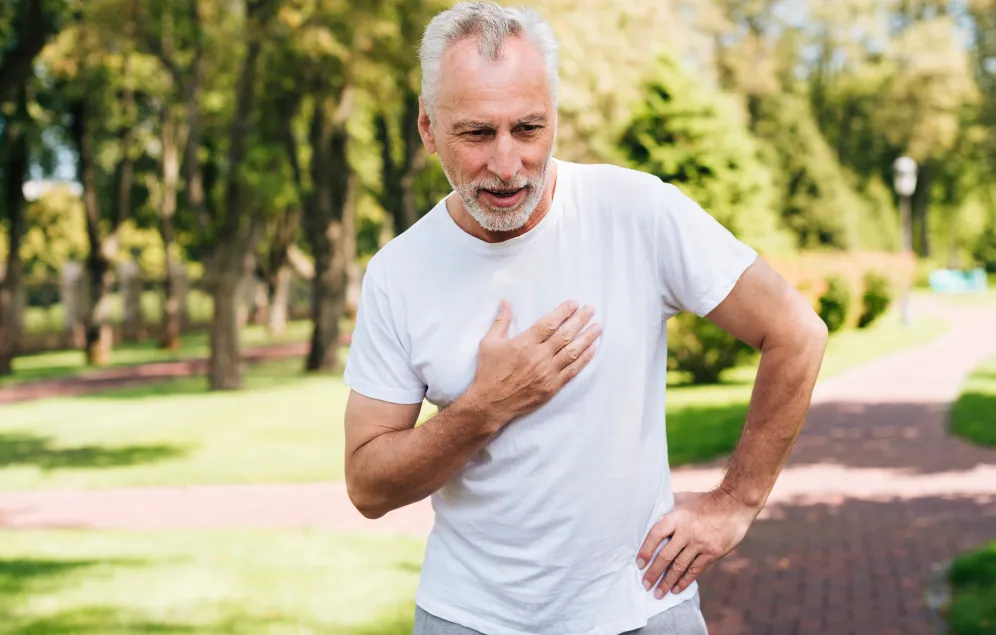 Hombre con dolor de pecho debido a la Angina de pecho