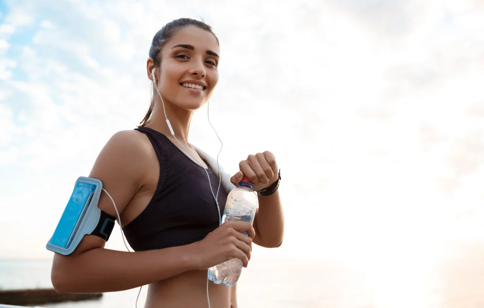 Mujer realizando deporte para tener una vida saludable