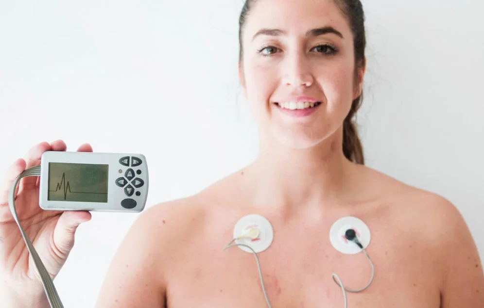 Mujer realizándose prueba cardiológica