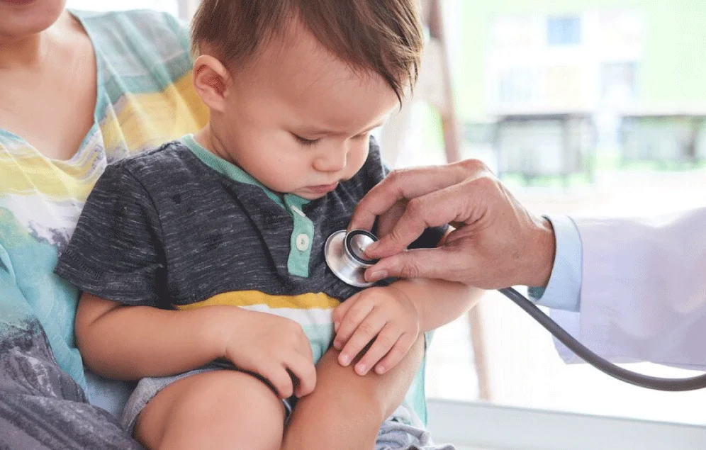 Doctor revisando el corazón de un bebé, para ver el ritmo cardiaco que presenta.