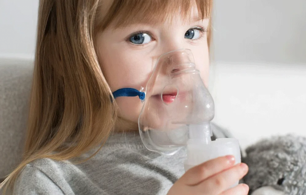 Niña con dificultad para respirar, podría ser un síntoma de2 taquicardia pediátrica